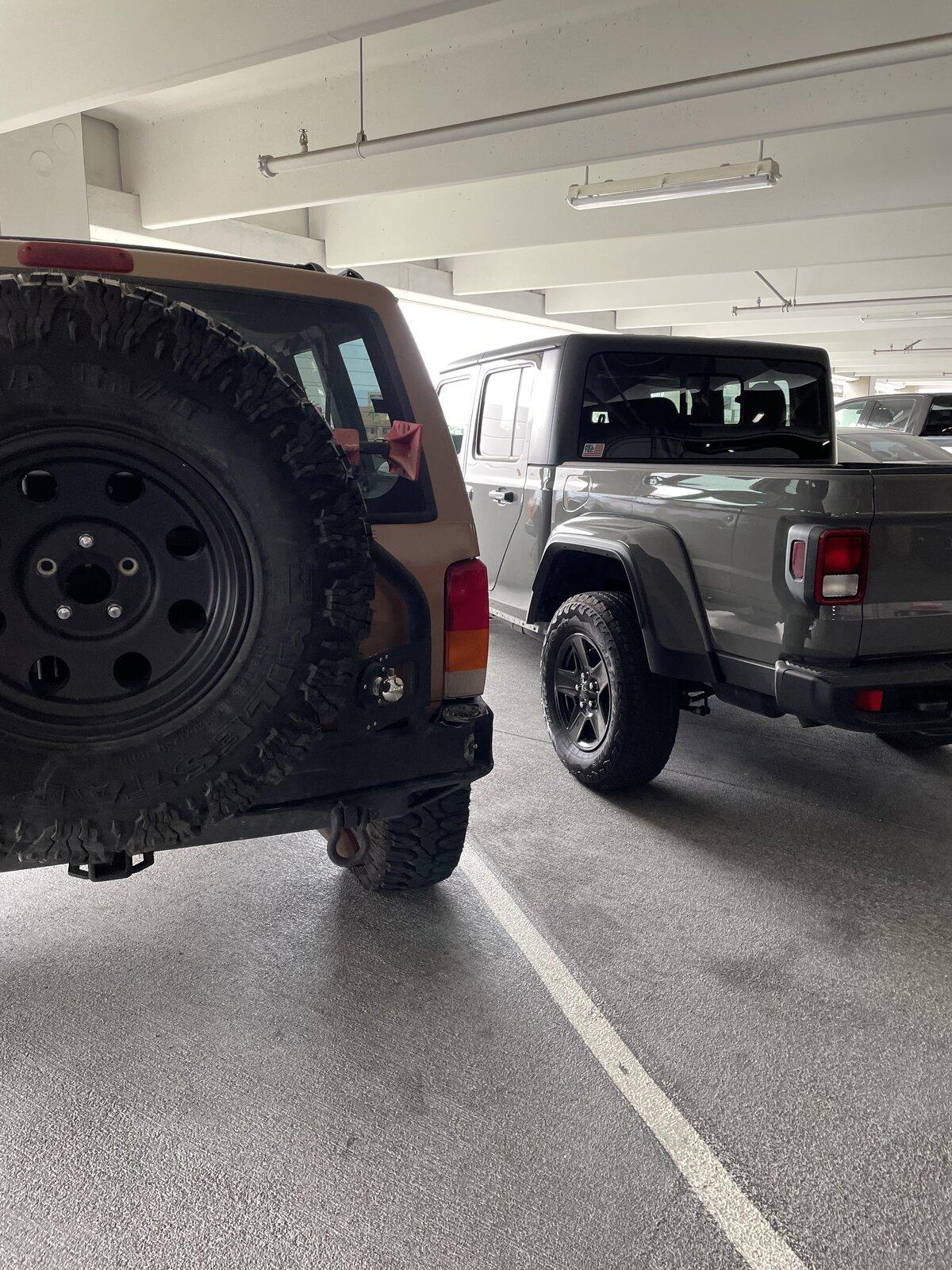 Jeep Gladiator Jeeps Parking Next To Jeeps BC86CAD5-7E2D-4AAF-ADE8-EEDDAA4D05B6