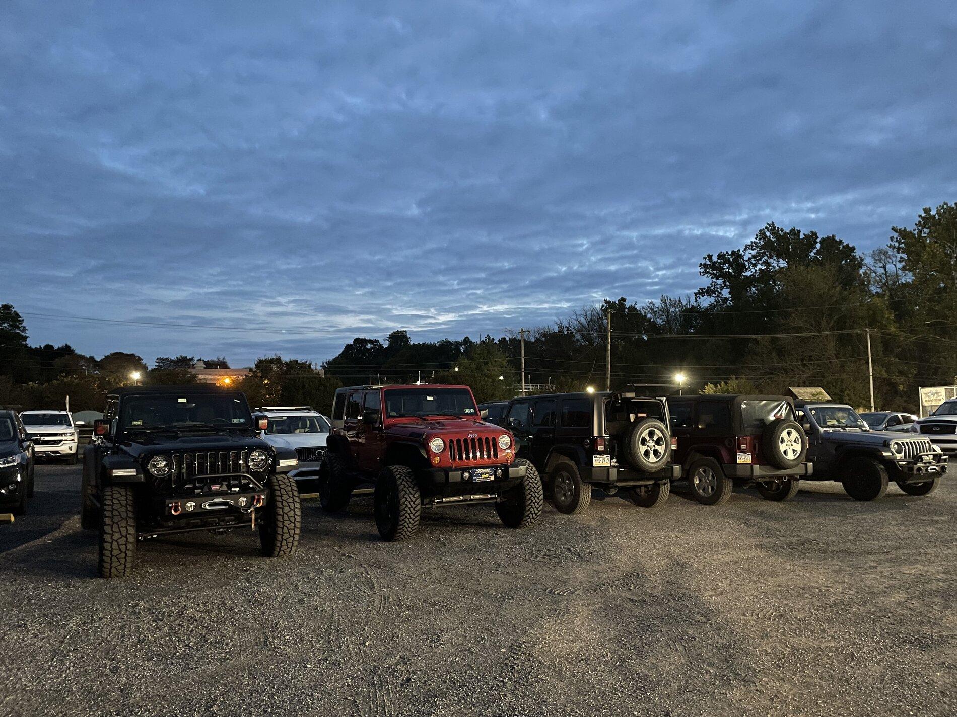 Jeep Gladiator Jeeps Parking Next To Jeeps 68EC47BE-3CE6-4457-827D-1C65983EC00D