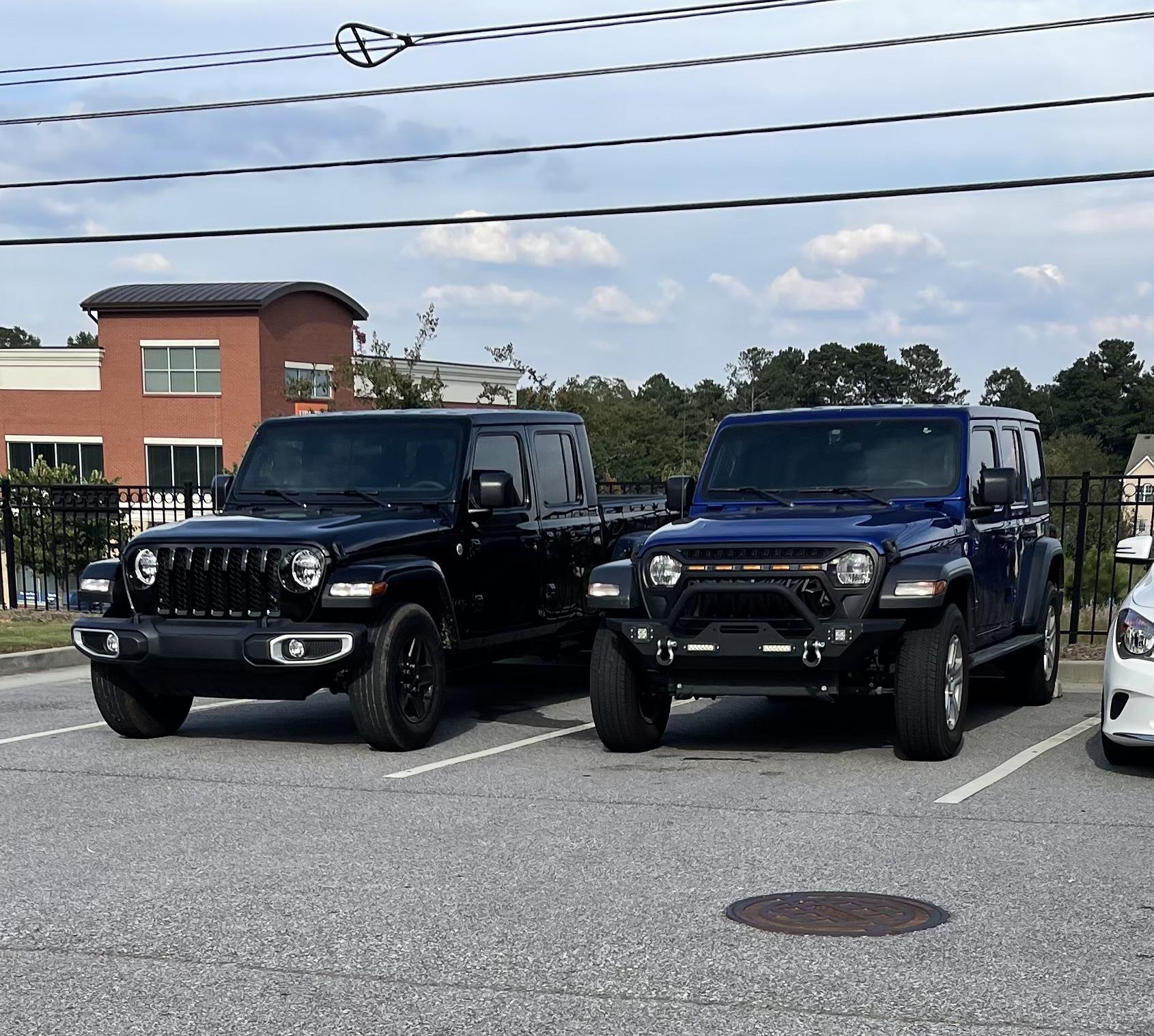 Jeep Gladiator Jeeps Parking Next To Jeeps 8C7B0AD8-A2C2-46FB-98AC-BCB04B35B10B