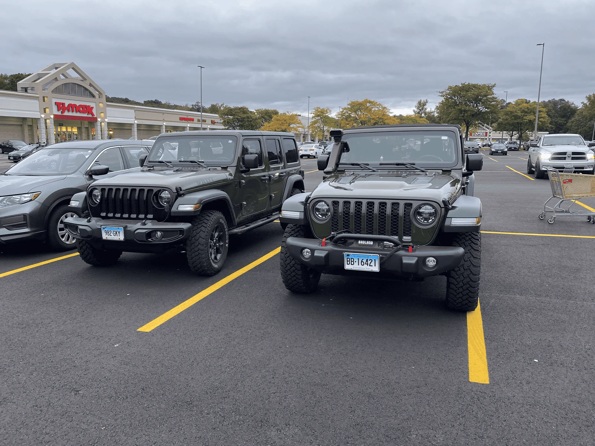 Jeep Gladiator Jeeps Parking Next To Jeeps tempImage56oNpX