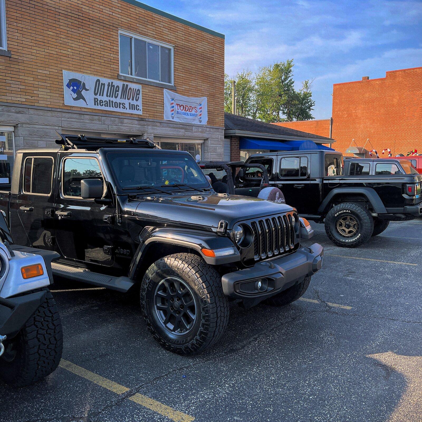 Jeep Gladiator Jeeps Parking Next To Jeeps CB9696D5-9174-4CC3-83B6-3D4D316672DD