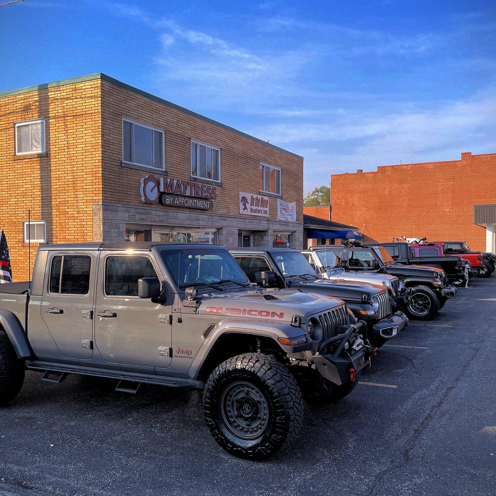 Jeep Gladiator Jeeps Parking Next To Jeeps 8FD6DF15-0BF7-490F-BF5C-E1D70268920B