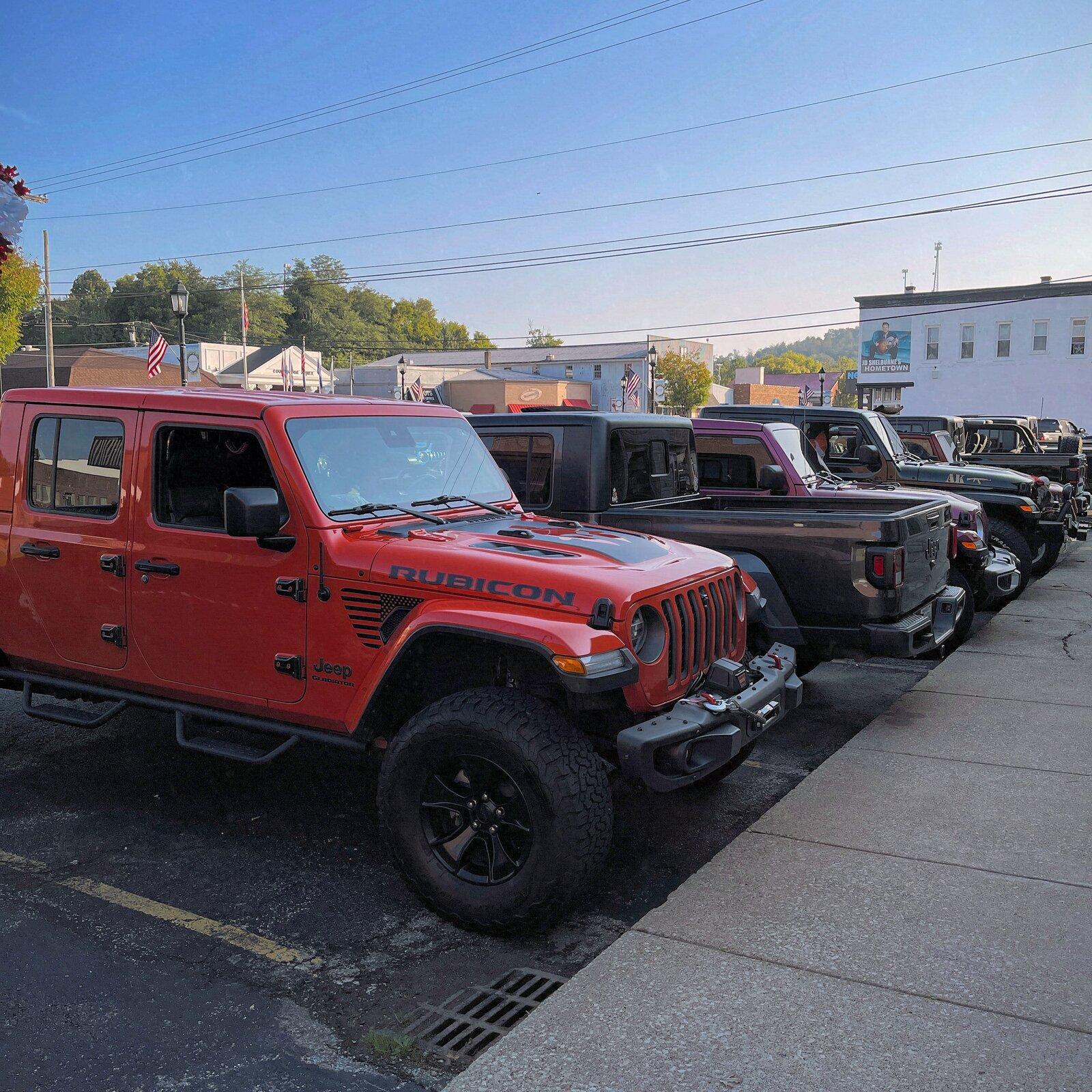 Jeep Gladiator Jeeps Parking Next To Jeeps DA0AAD9E-B855-41AA-BE7C-AA22C1EC378F