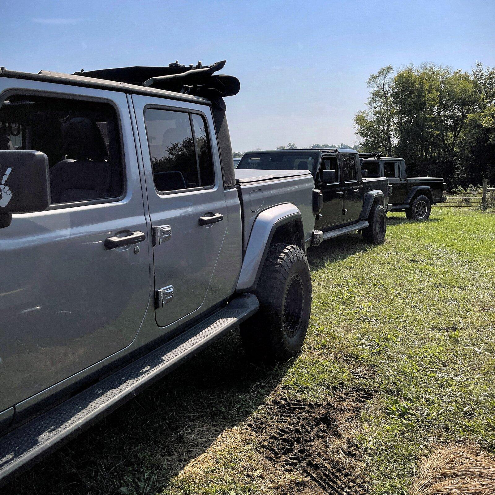 Jeep Gladiator Jeeps Parking Next To Jeeps 1F1B41CF-3915-4D24-BF7F-C960AC2FD669