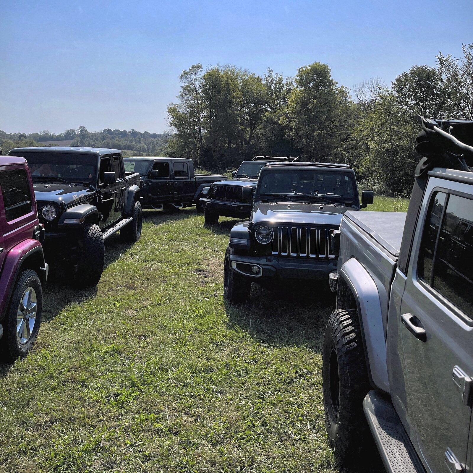 Jeep Gladiator Jeeps Parking Next To Jeeps C05F57D5-A91F-48C3-8606-6E757A06AD8A