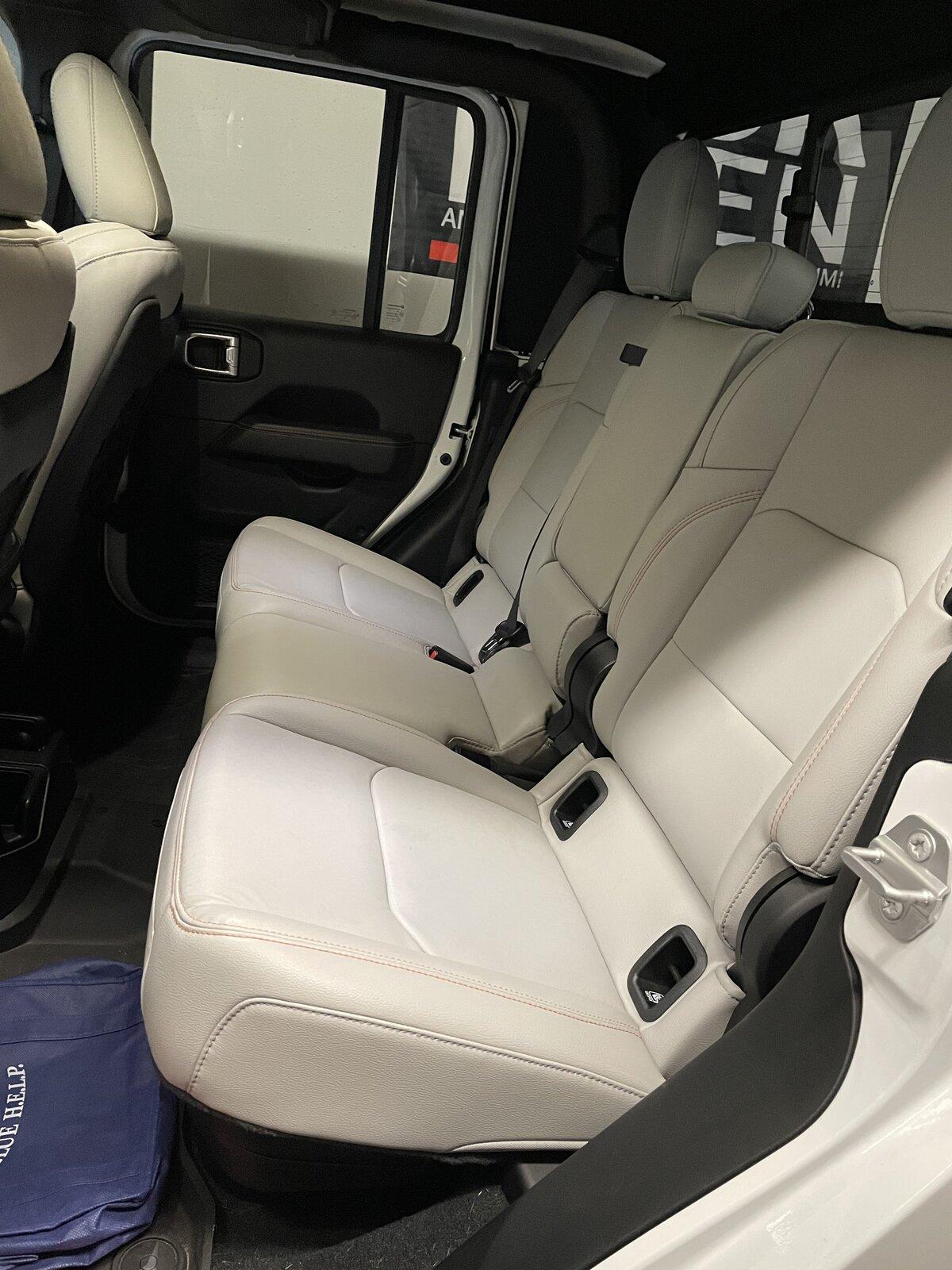 Jeep Gladiator Mojave gray interior 4199751C-F618-4268-95CF-28331FE08B77