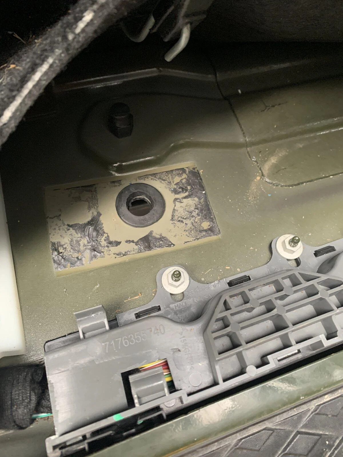 Jeep Gladiator Diesel auxiliary battery shots, placement & removal. 6EC3DEE2-F34B-4FAE-ABEC-F83F7D075C27