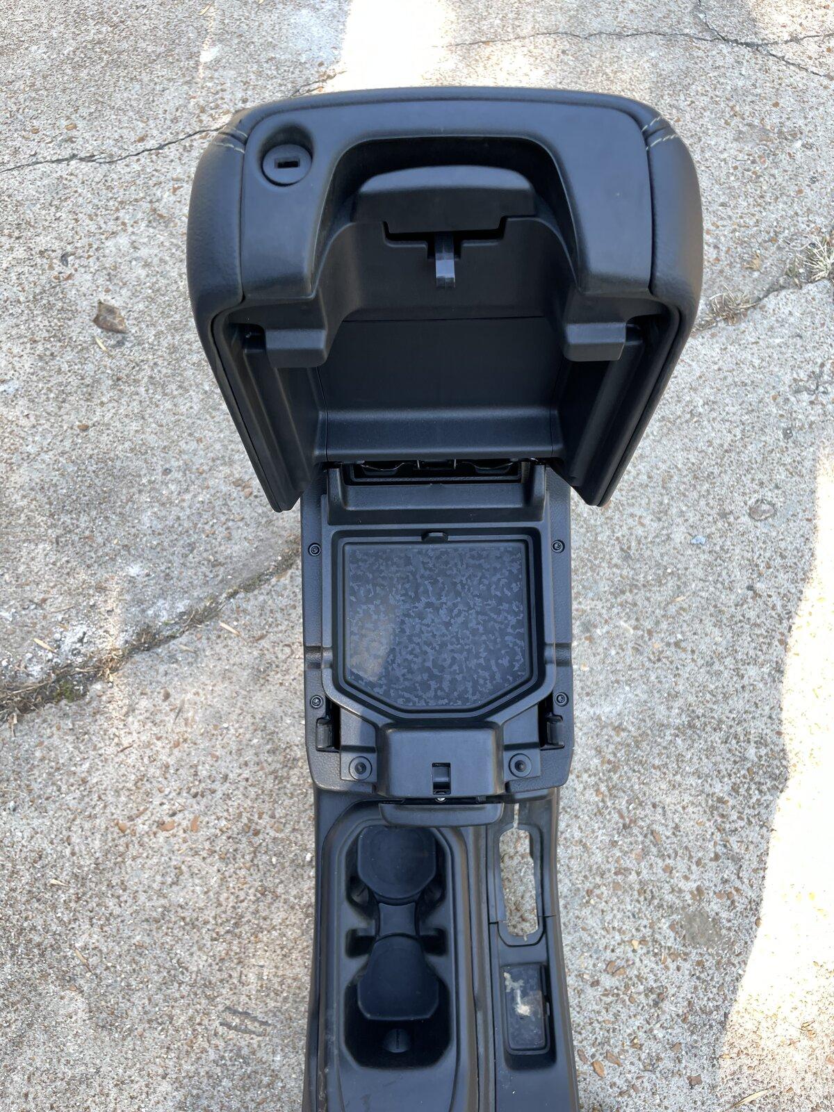 Jeep Gladiator Center console $150 obo 86002328-6C2A-44C3-BC82-9B66A89BE080