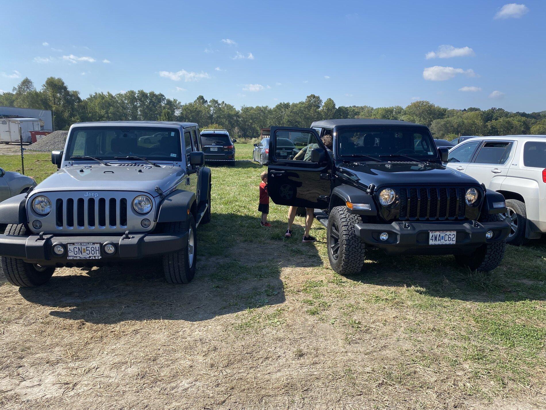 Jeep Gladiator Jeeps Parking Next To Jeeps 93A2F37E-8290-4E0A-85BC-42A4EA8648FF