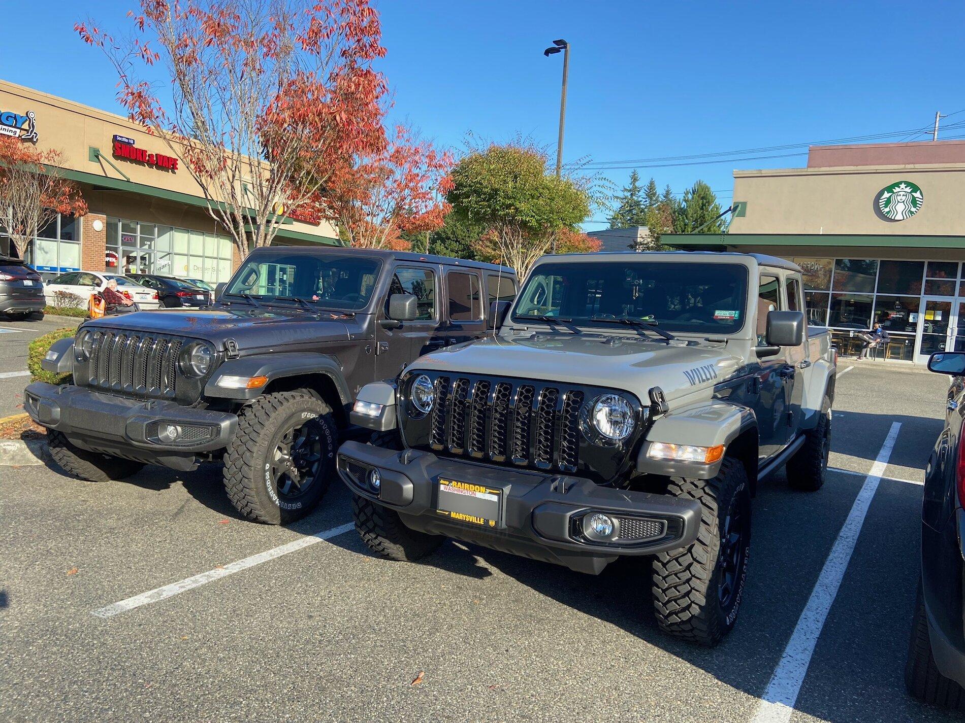 Jeep Gladiator Jeeps Parking Next To Jeeps AB6E6496-790A-483B-A5AB-CB1CFD3A9896