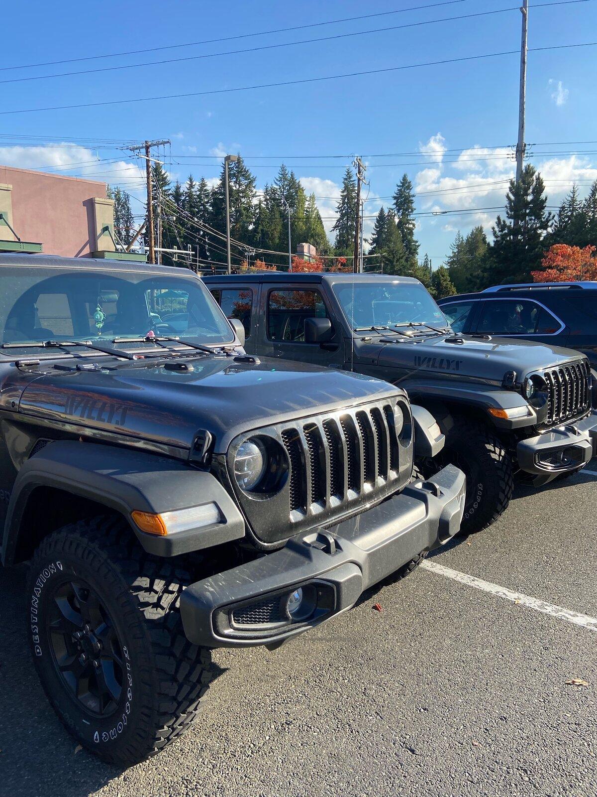 Jeep Gladiator Jeeps Parking Next To Jeeps 38521A51-7290-41BB-B0EB-E59B2C5E53C8