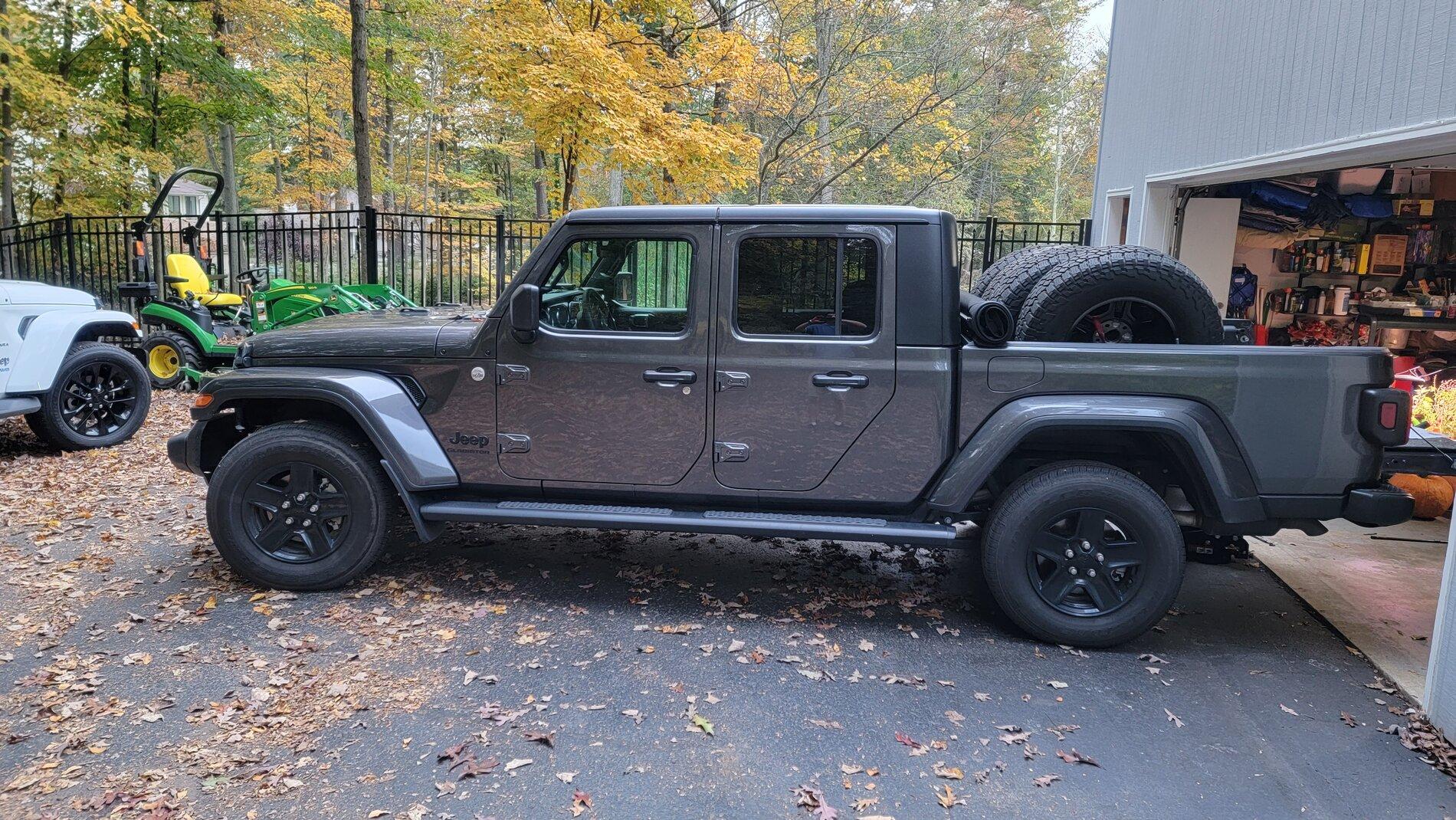 Jeep Gladiator 285/70r17s on stock wheels and no lift? (sport s) 20211010_173216