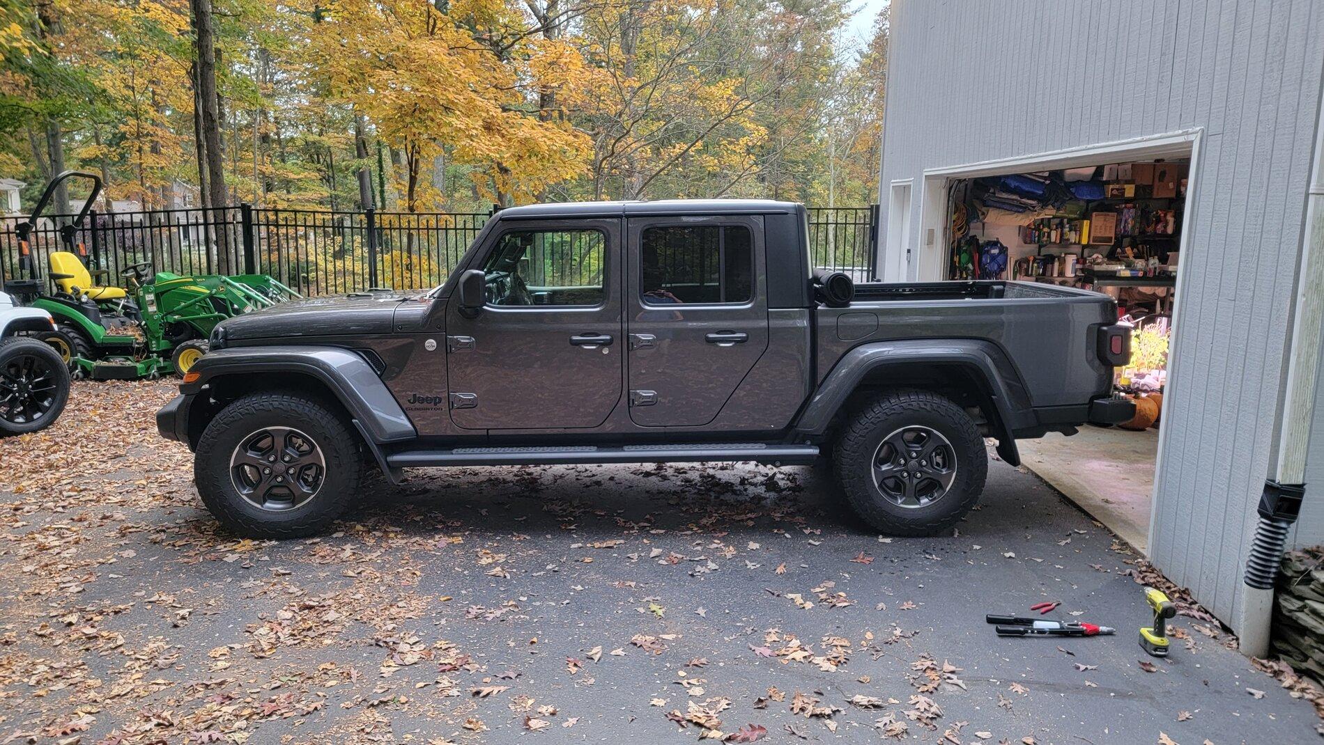 Jeep Gladiator 285/70r17s on stock wheels and no lift? (sport s) 20211010_180626