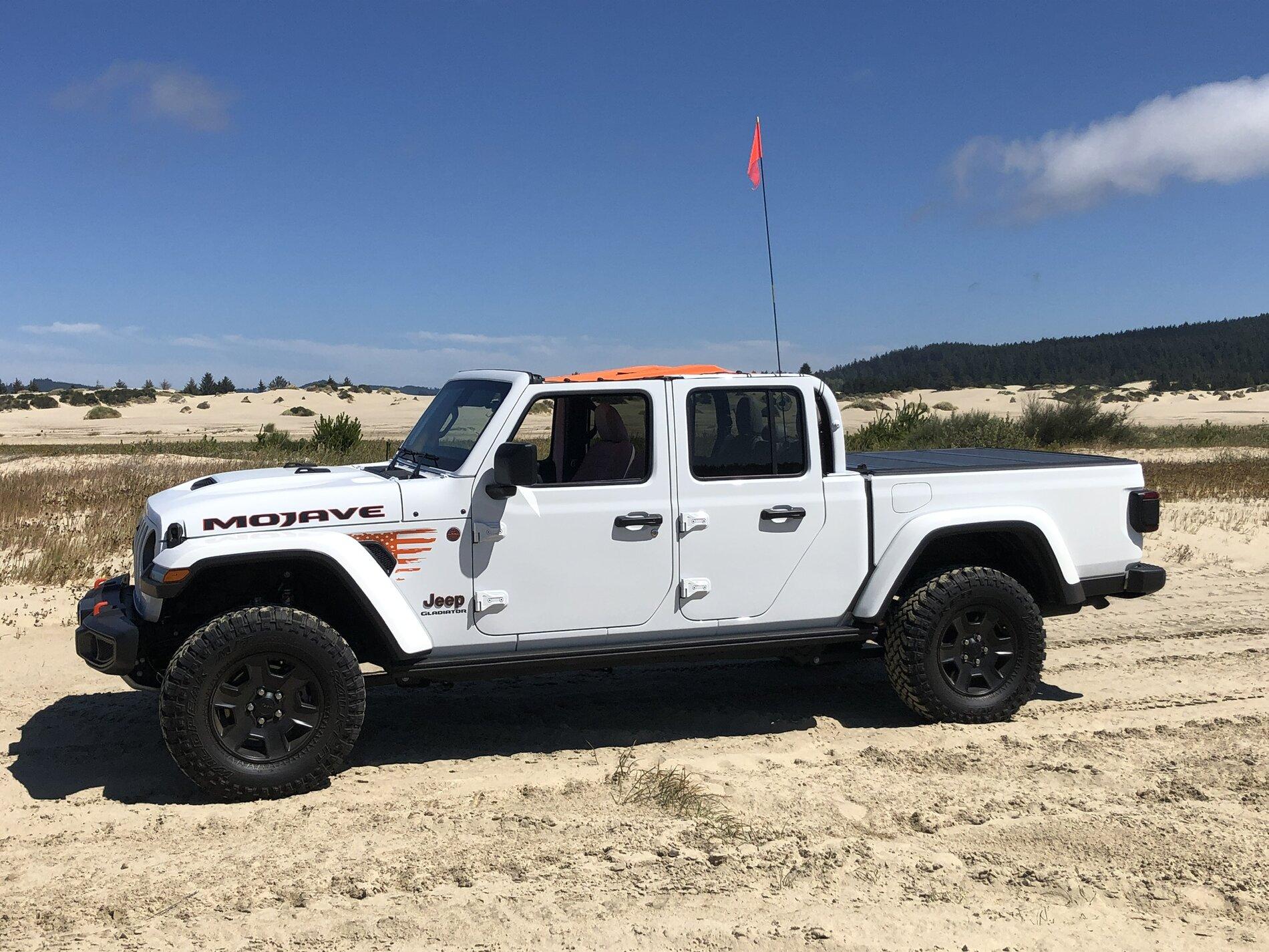 Jeep Gladiator BRIGHT WHITE Gladiator JT Club 28D70EA9-8CE8-49D9-9997-FA393708E11A