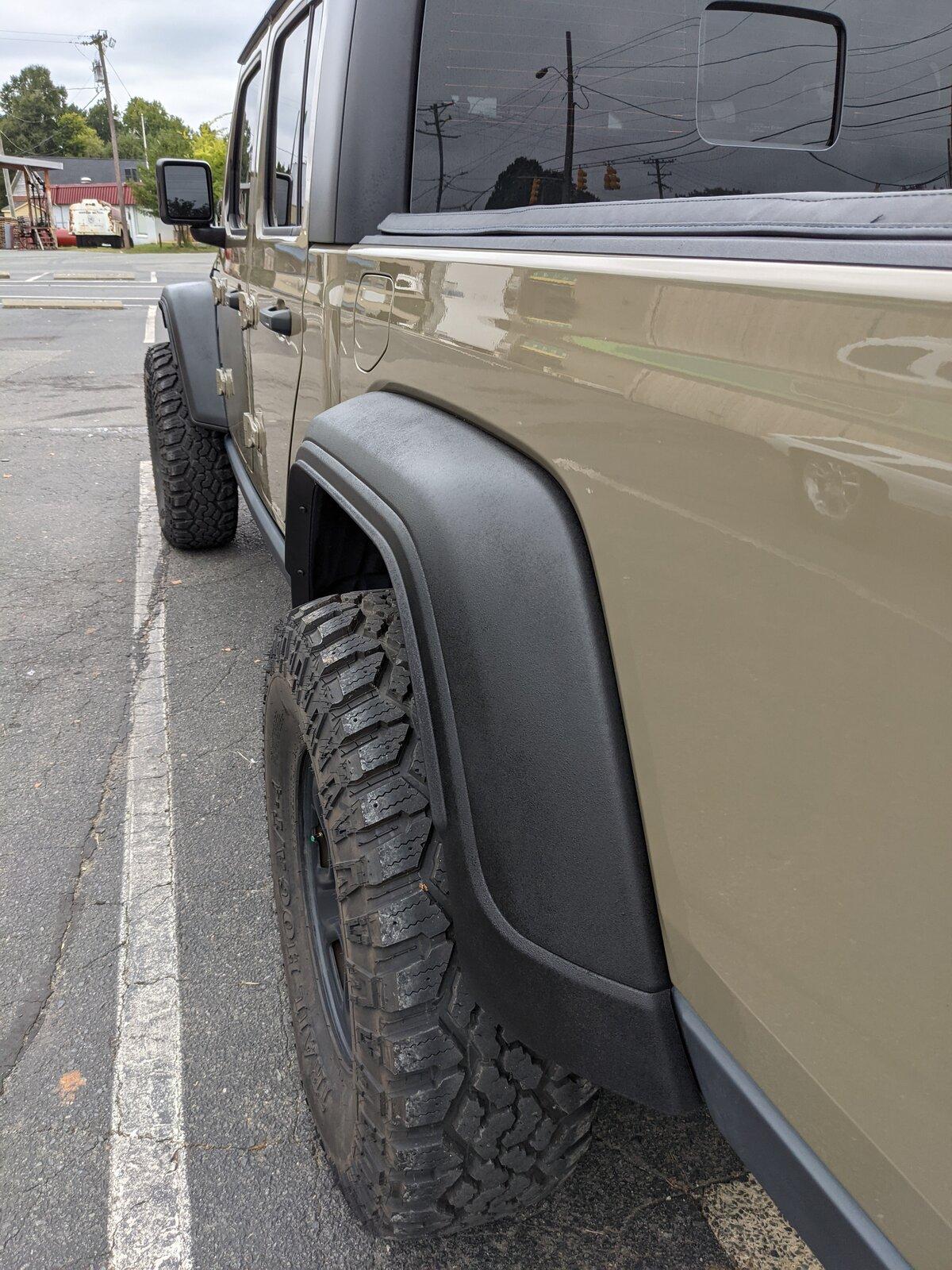 Jeep Gladiator Fender flares made of cheap material PXL_20211011_192307158