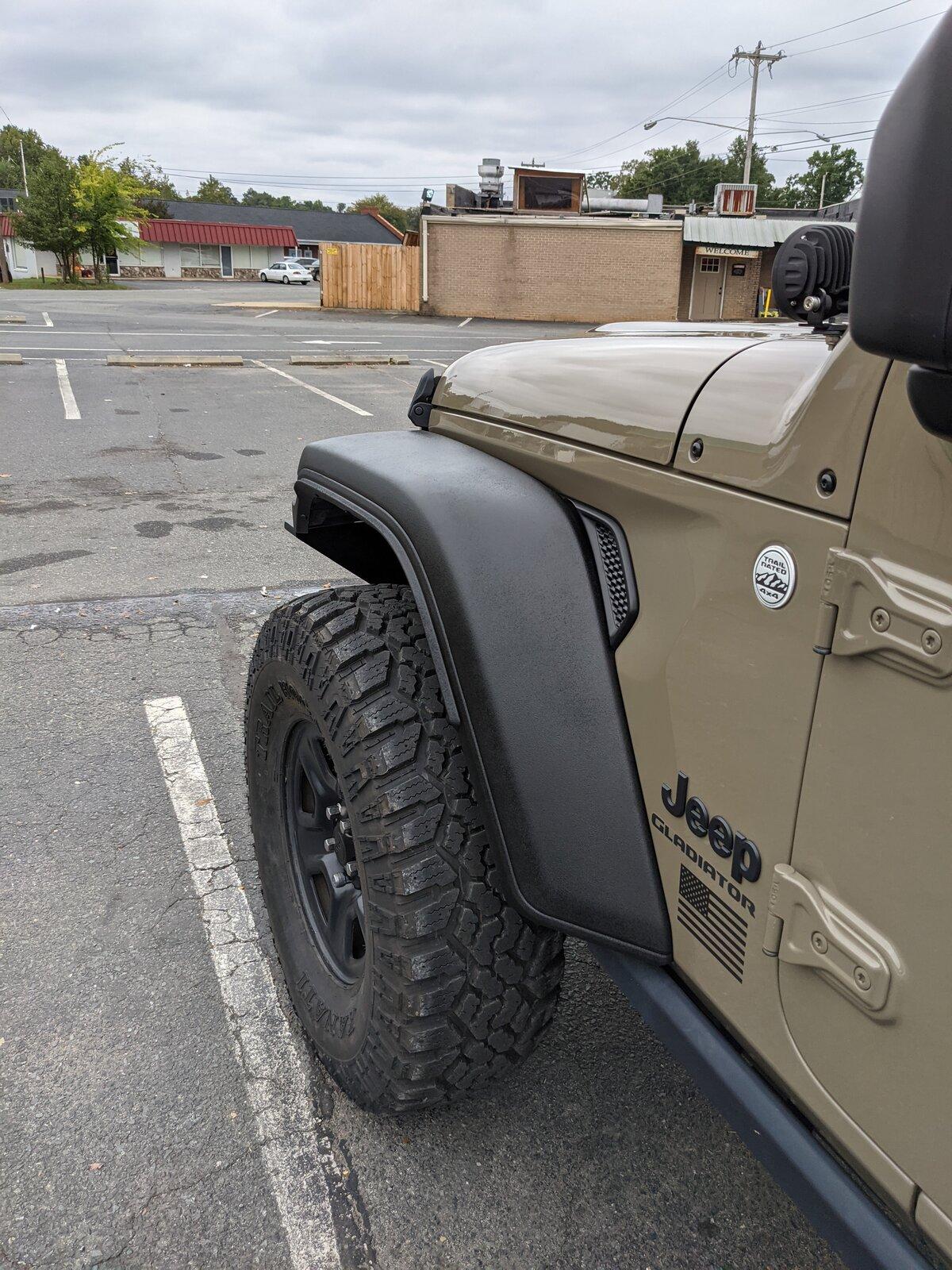 Jeep Gladiator Fender flares made of cheap material PXL_20211011_192314457