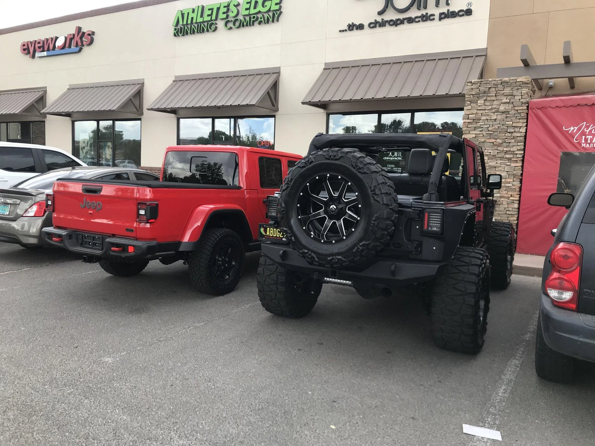 Jeep Gladiator Jeeps Parking Next To Jeeps E0C3A18F-8FA7-4004-8DED-C5342F52A441