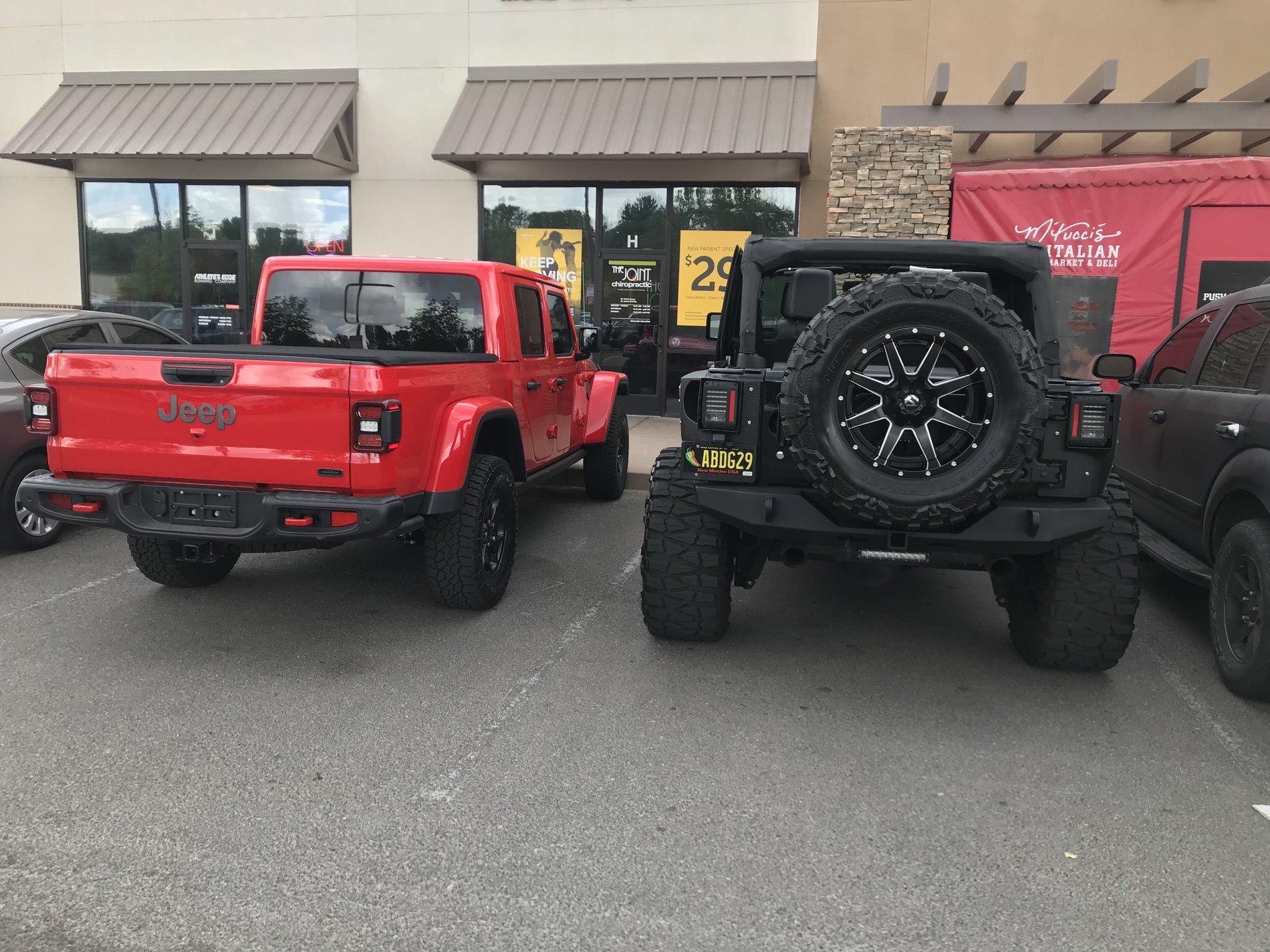 Jeep Gladiator Jeeps Parking Next To Jeeps 06719917-B8EE-4ACC-9CFD-537DBF63C260
