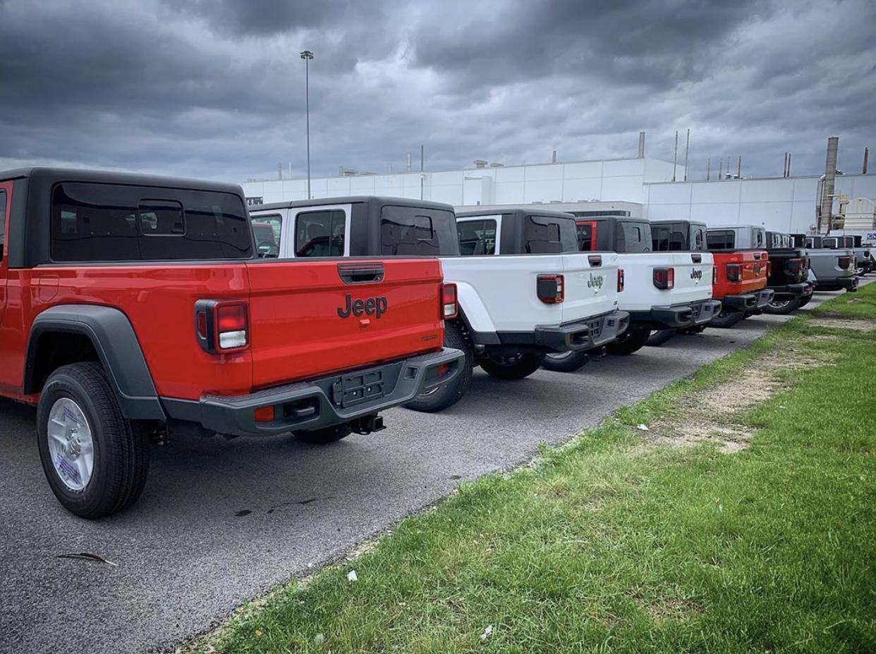 Jeep Gladiator Jeeps Parking Next To Jeeps 34C6B3B4-2121-4E9D-A616-3837CA862AE9