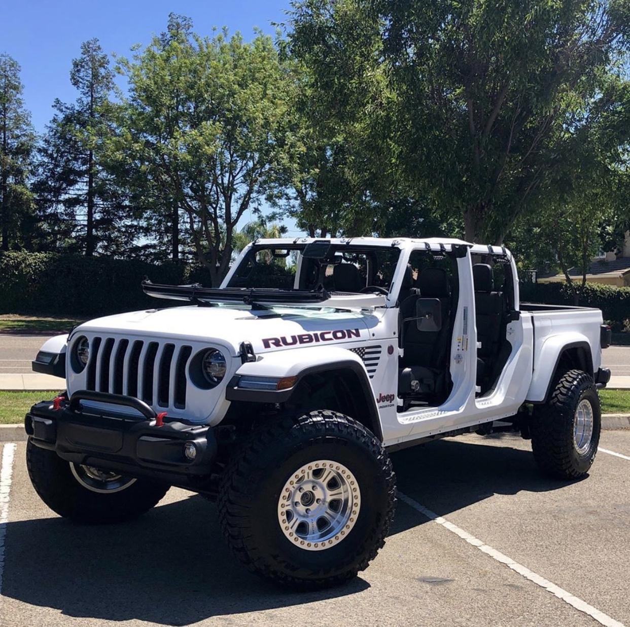 Jeep Gladiator BRIGHT WHITE Gladiator JT Club 84F793C5-27F9-4CED-9BF6-485856839278