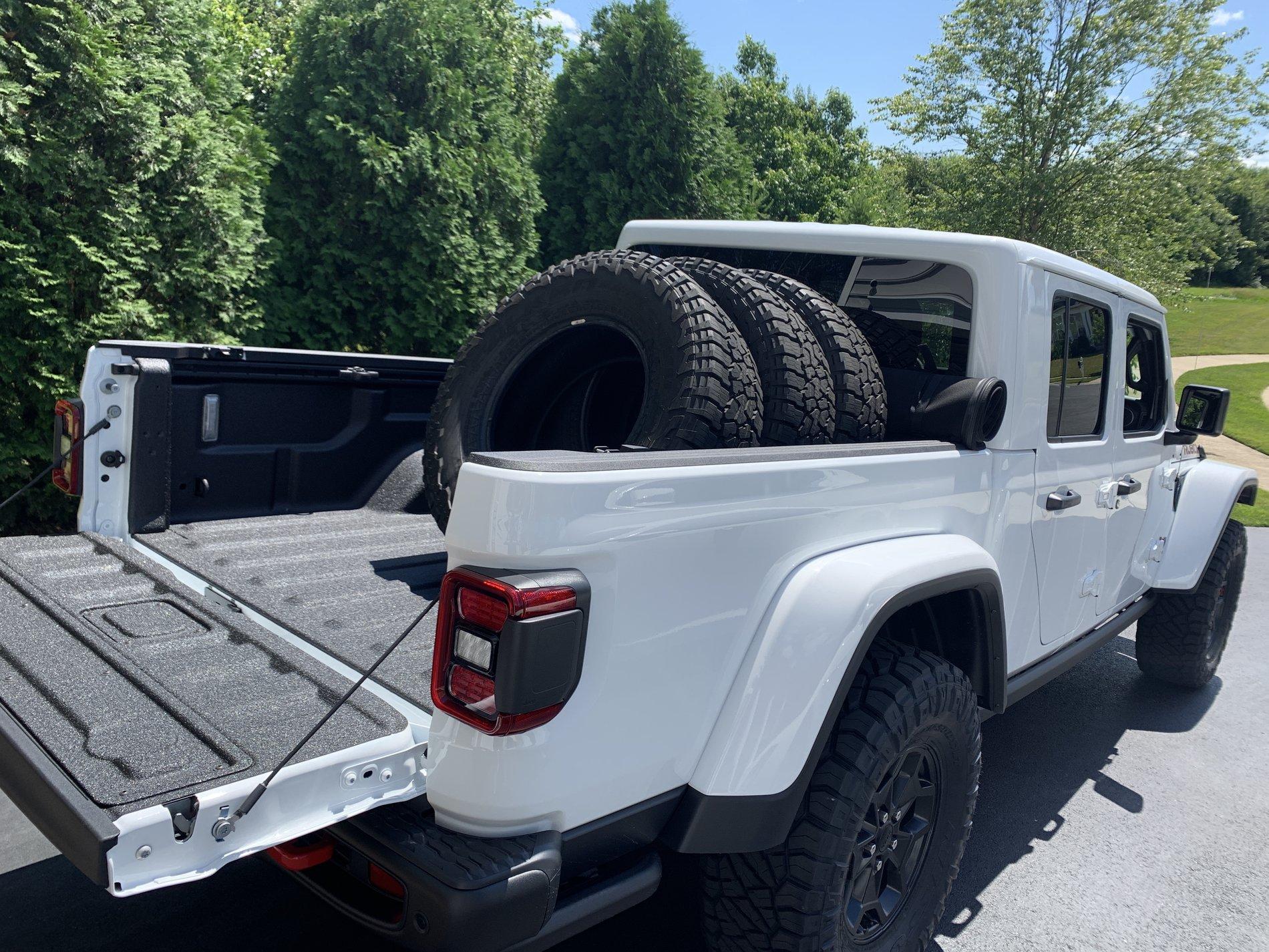 Jeep Gladiator BRIGHT WHITE Gladiator JT Club 58223197777__489A185E-4469-403B-9E5F-5D7905380F67.JPG