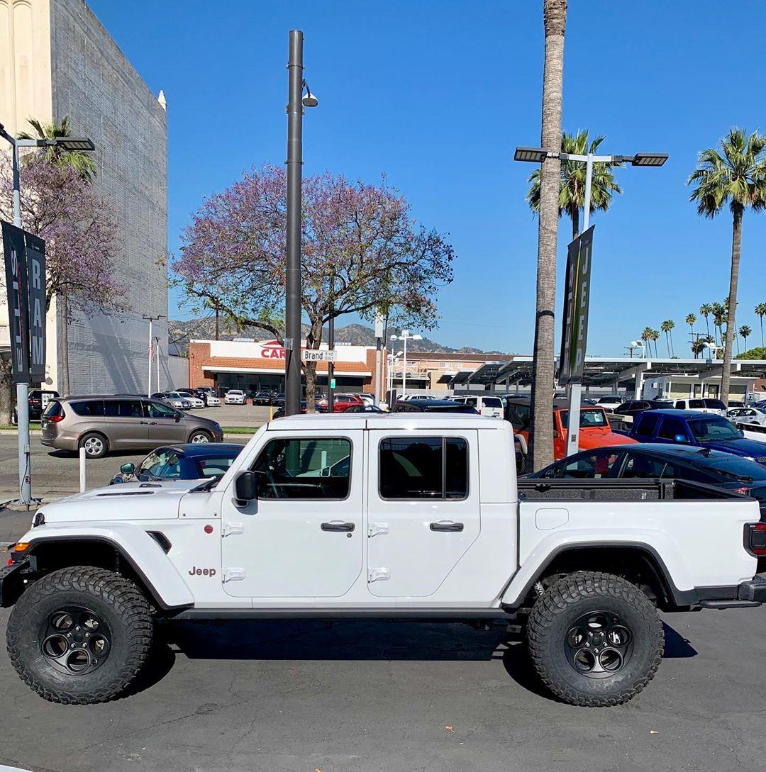 Jeep Gladiator Gladiators on Mopar 2" Lift Kit 60984208_1241985712634948_5099851137774906718_n.jpg?_nc_ht=scontent-ort2-2.cdninstagram