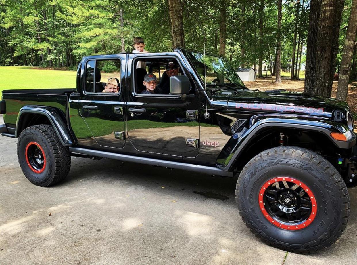 Jeep Gladiator BLACK Gladiator JT Club 07D671CF-6081-47D1-9A37-54220333A785