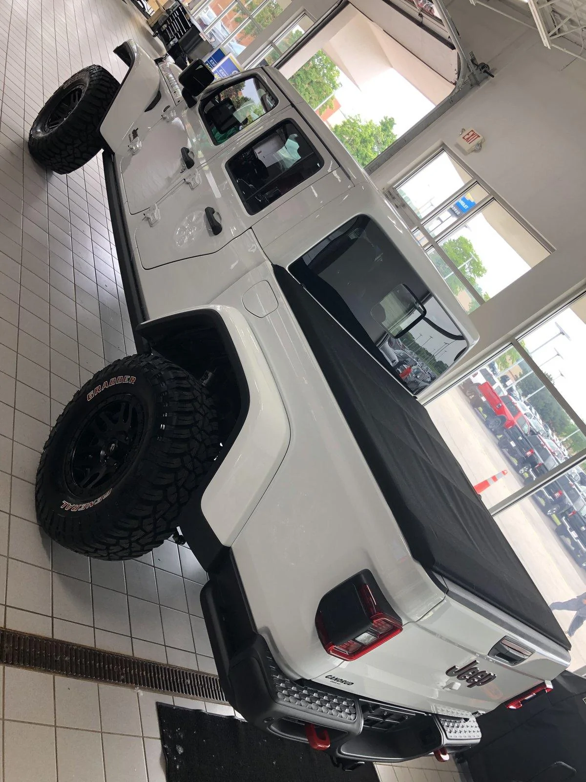 Jeep Gladiator BRIGHT WHITE Gladiator JT Club 11D5E101-EEA8-45D5-AEA3-D0325A286399