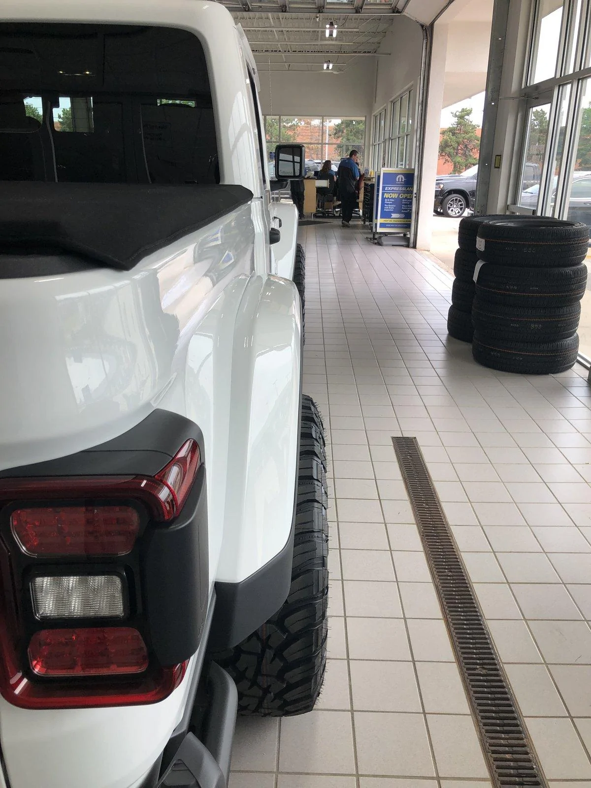 Jeep Gladiator BRIGHT WHITE Gladiator JT Club D6396777-B5B2-44A8-B85E-0797EBE90155