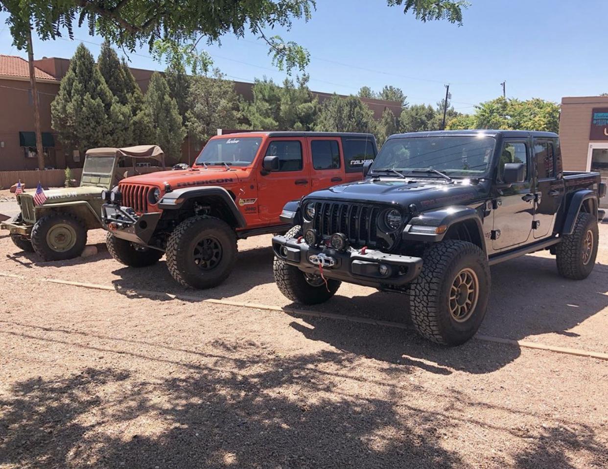 Jeep Gladiator BLACK Gladiator JT Club 56106BFB-16E6-403D-A693-88E94EC635F1