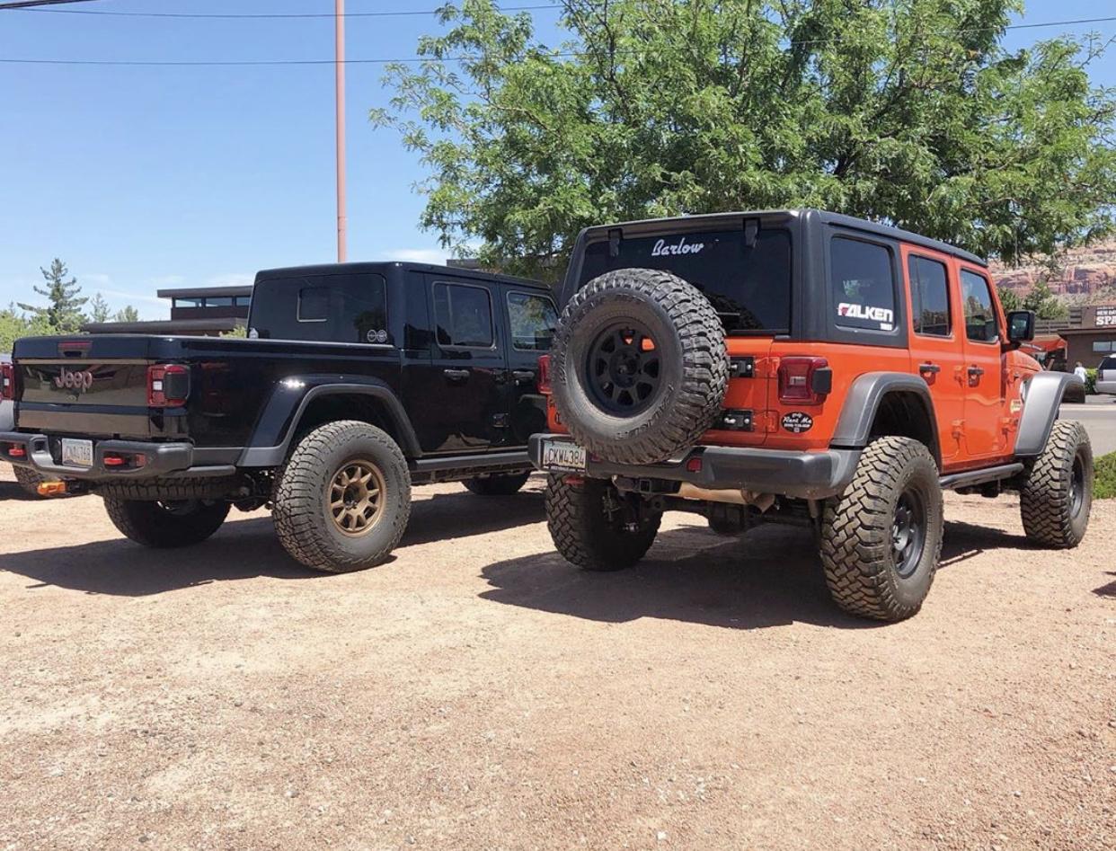 Jeep Gladiator Jeeps Parking Next To Jeeps 40031B3E-1675-4F10-9382-D9D34633D6CF