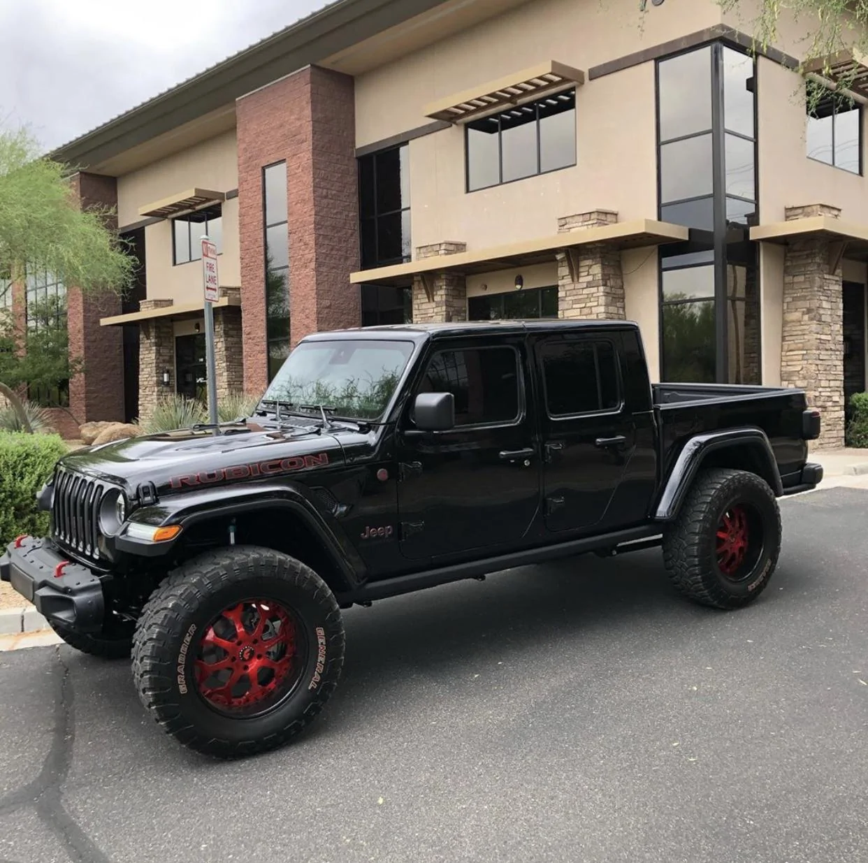 Jeep Gladiator BLACK Gladiator JT Club 06A35998-BE06-45E9-B5E7-444AFFAE14F5