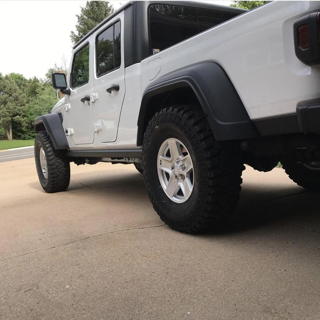 Jeep Gladiator BRIGHT WHITE Gladiator JT Club 9AEAAC54-553E-44C2-8E54-5B26F8FBF830