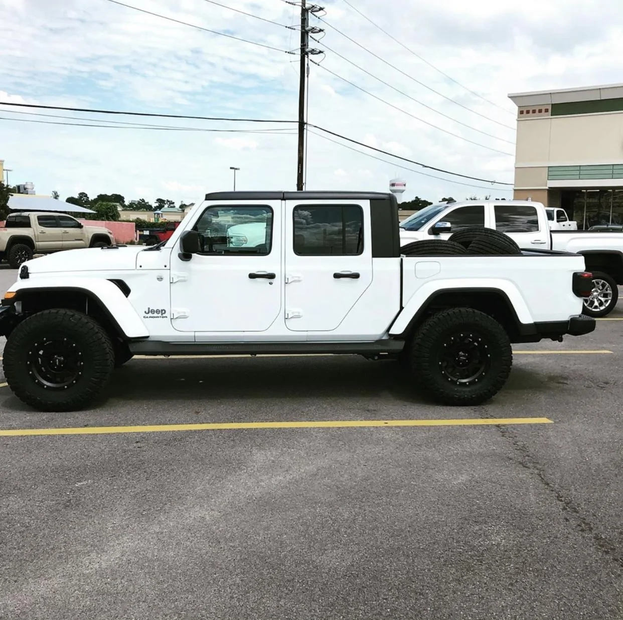 Jeep Gladiator BRIGHT WHITE Gladiator JT Club 7E8B3405-A53B-4DD1-8EBA-0D7E404E76C4