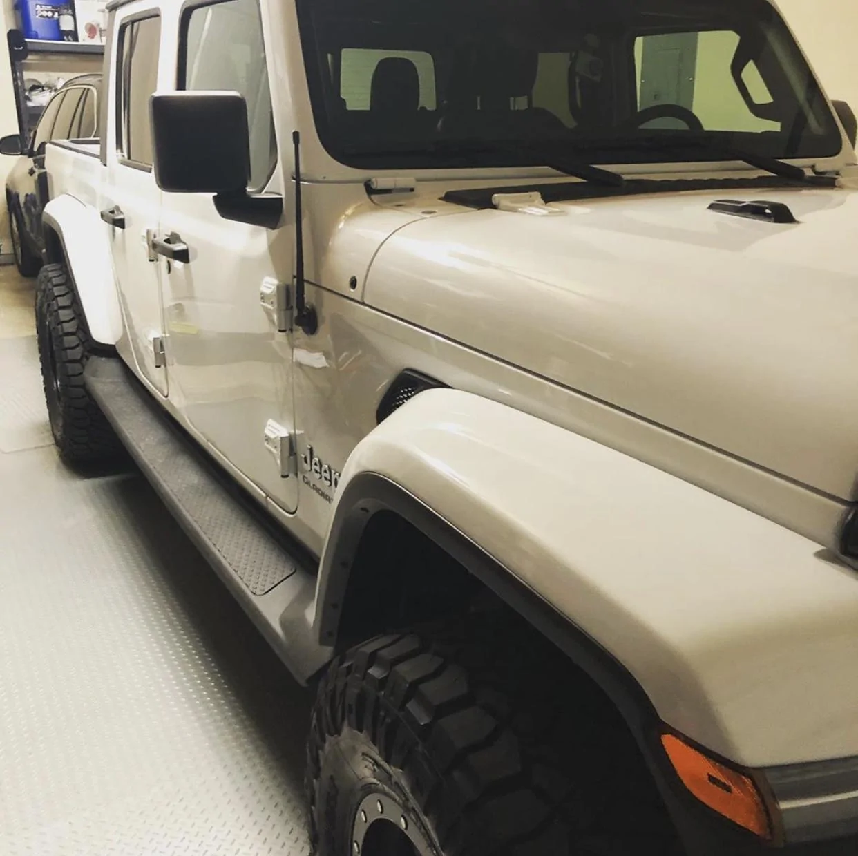 Jeep Gladiator BRIGHT WHITE Gladiator JT Club 232A7822-5B56-414F-A576-08481C5ACE21