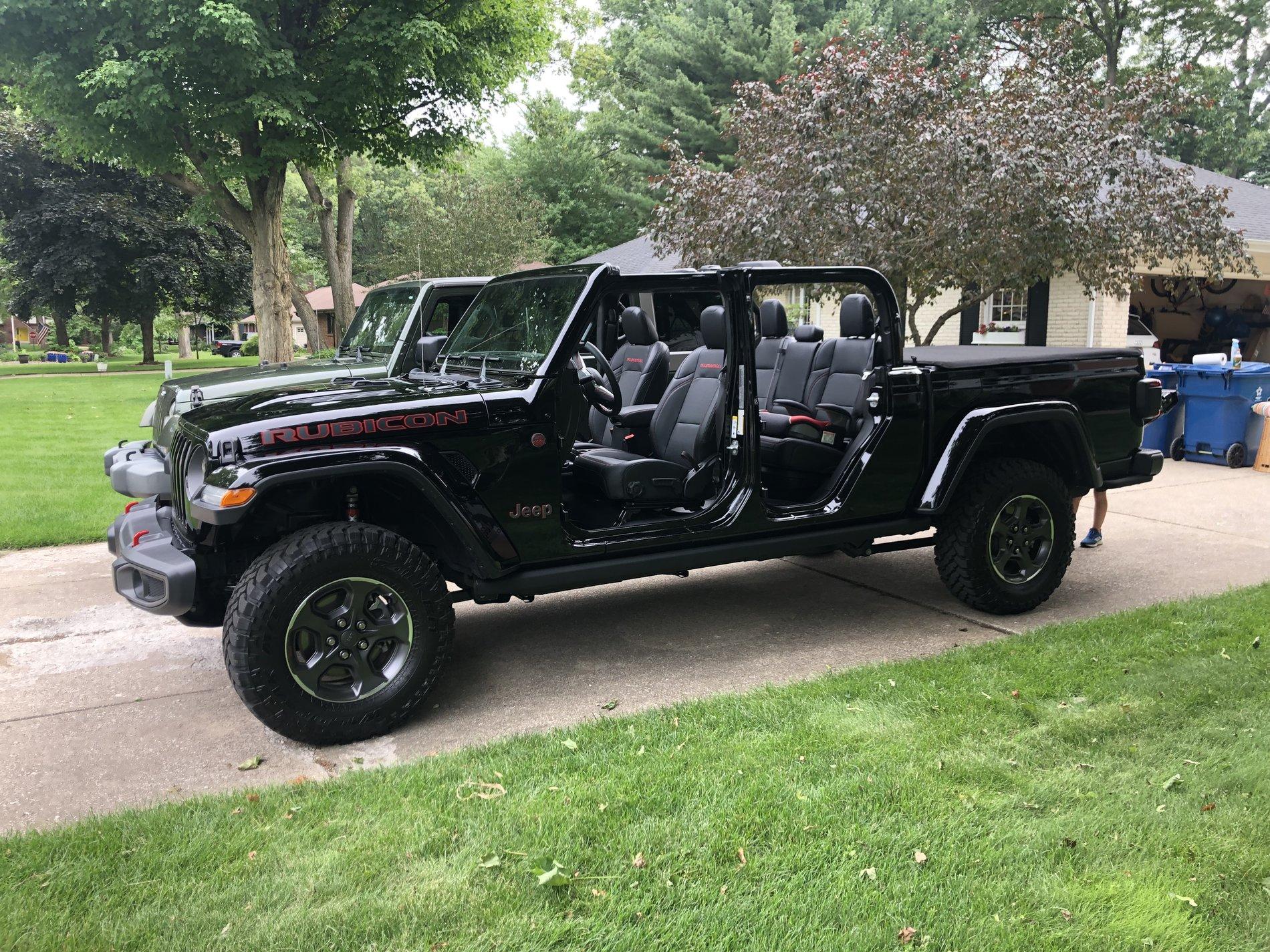 Jeep Gladiator BLACK Gladiator JT Club C0A482CD-B64C-491F-A16A-2C8935D66652