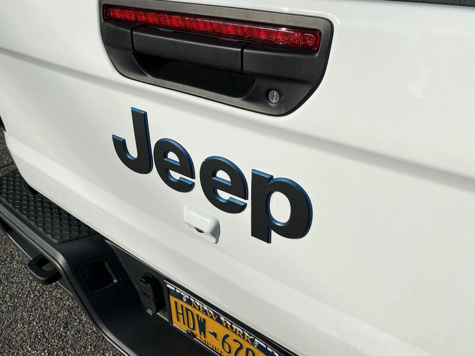 Jeep Gladiator Painted tailgate letters to match 4xe fender emblems 98A456A2-18B2-4B17-B5EC-8F49A6F61EB4