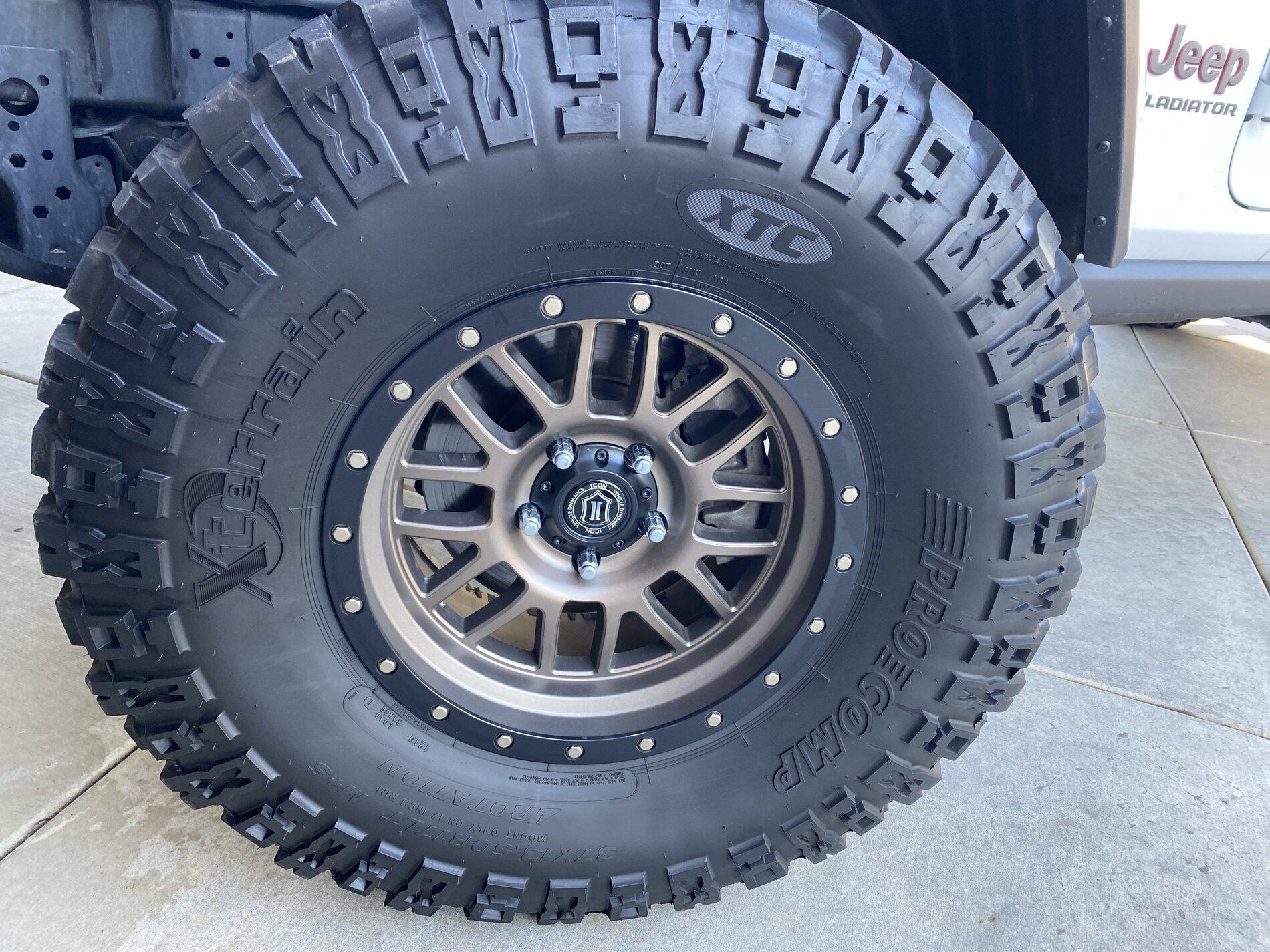 Jeep Gladiator 37 13.5 17 Pro Comp MTs $900 39B92F63-C117-48C4-AA09-E6ADD9470EF6