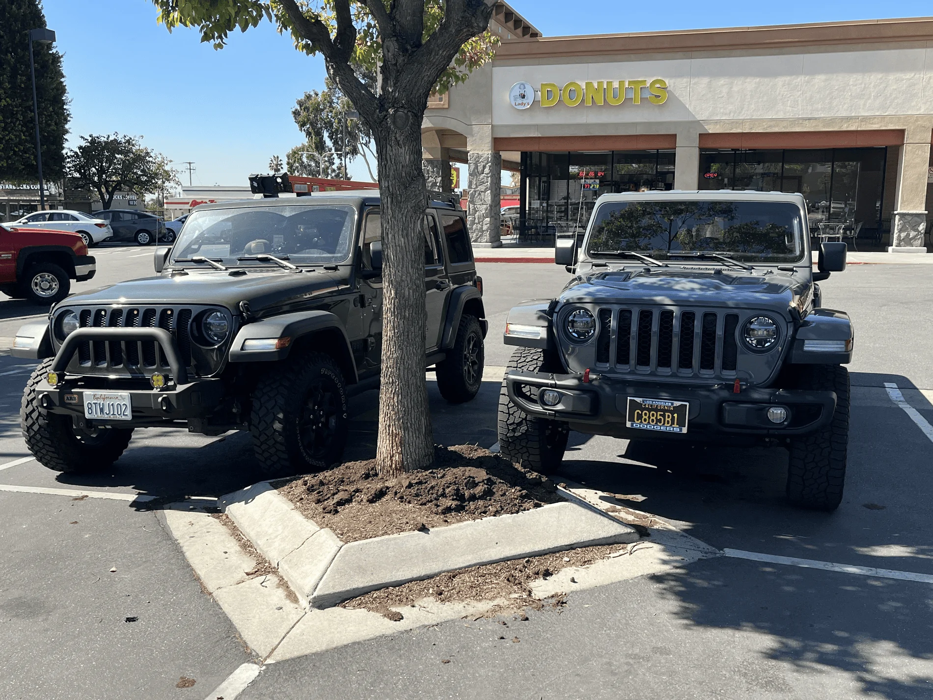 Jeep Gladiator Jeeps Parking Next To Jeeps tempImageXOXvLa