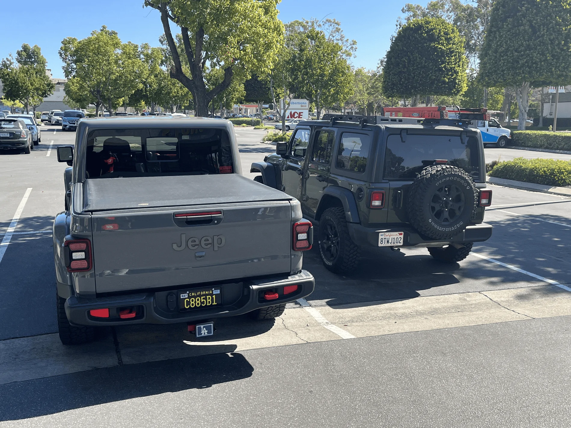 Jeep Gladiator Jeeps Parking Next To Jeeps tempImageeZMJYy