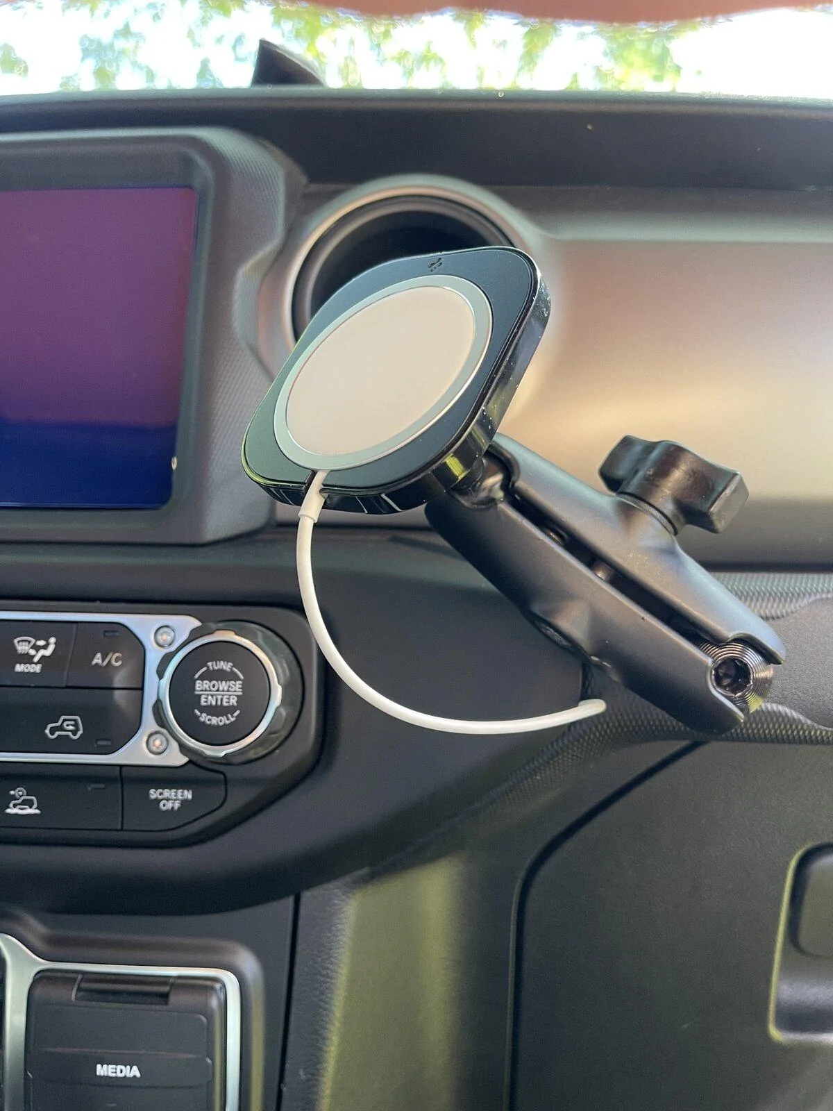 Jeep Gladiator Trailer brake controller install. 82215652 F7782259-7443-4261-854D-DDF37A9F5DD7