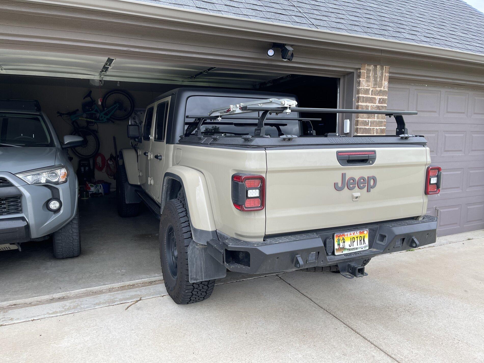 Jeep Gladiator Diamondback HD Bed Cover with Front Runner Load Bars BC901957-7168-4DC7-A51B-D1B548EF9C6A