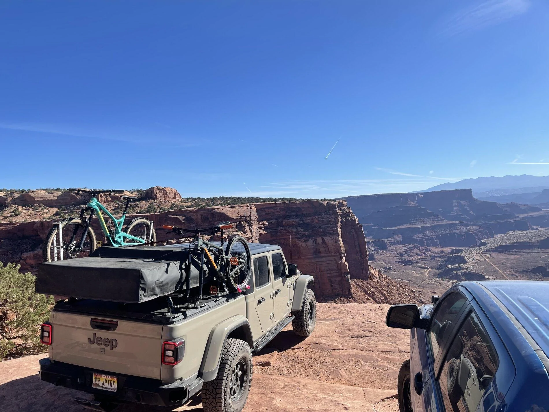 Jeep Gladiator Diamondback HD Bed Cover with Front Runner Load Bars 6F8AF9FC-D07F-4ABD-A1CE-DCCE08B8BF91