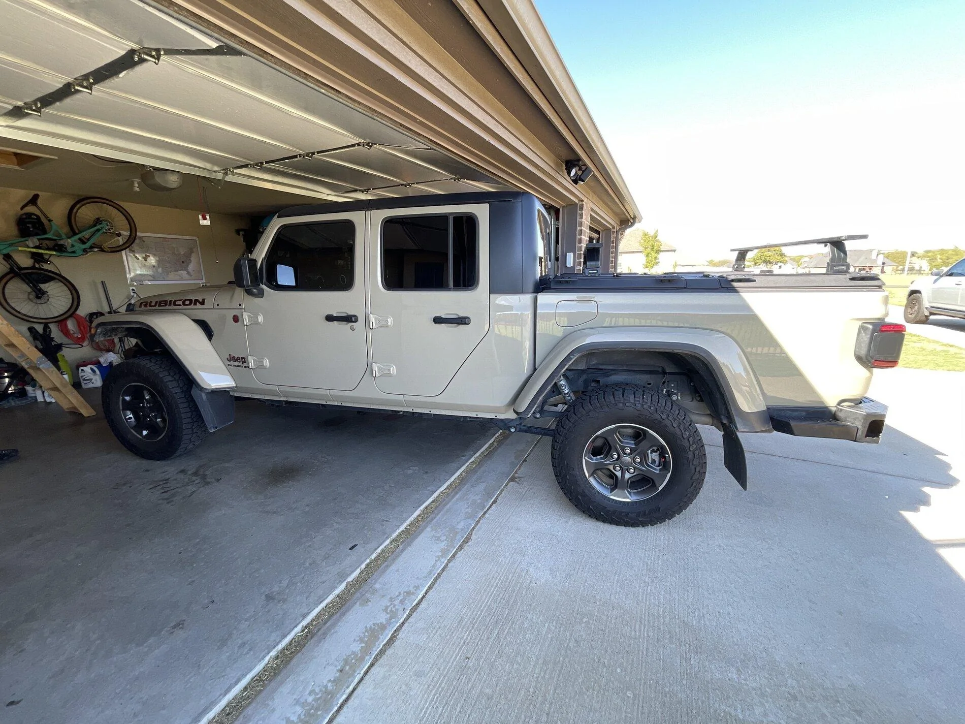 Jeep Gladiator Diamondback HD Bed Cover with Front Runner Load Bars B68BACEC-BDD2-4273-8858-0D40E1540B94