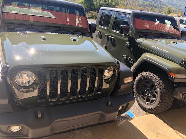 Jeep Gladiator Jeeps Parking Next To Jeeps NJNNroR
