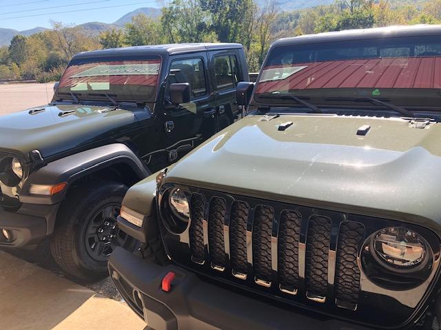 Jeep Gladiator Jeeps Parking Next To Jeeps VZrpf2O