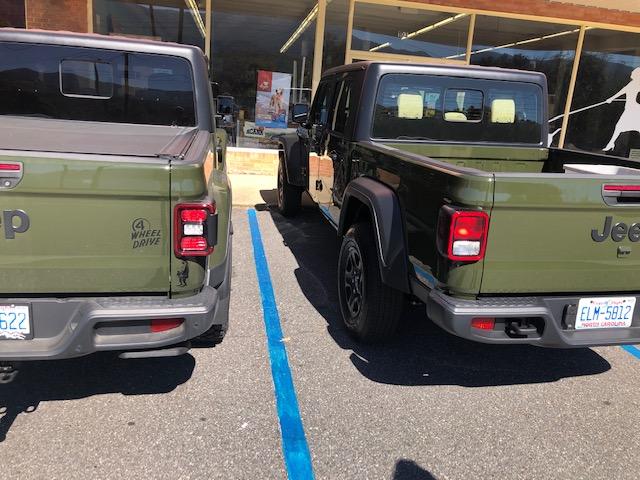 Jeep Gladiator Jeeps Parking Next To Jeeps f2wbMex