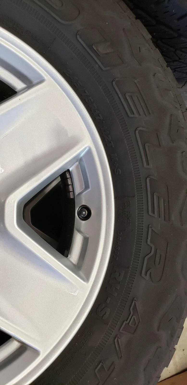 Jeep Gladiator 2021 Sport S rims with Dueler A/T tires 20210925_113826
