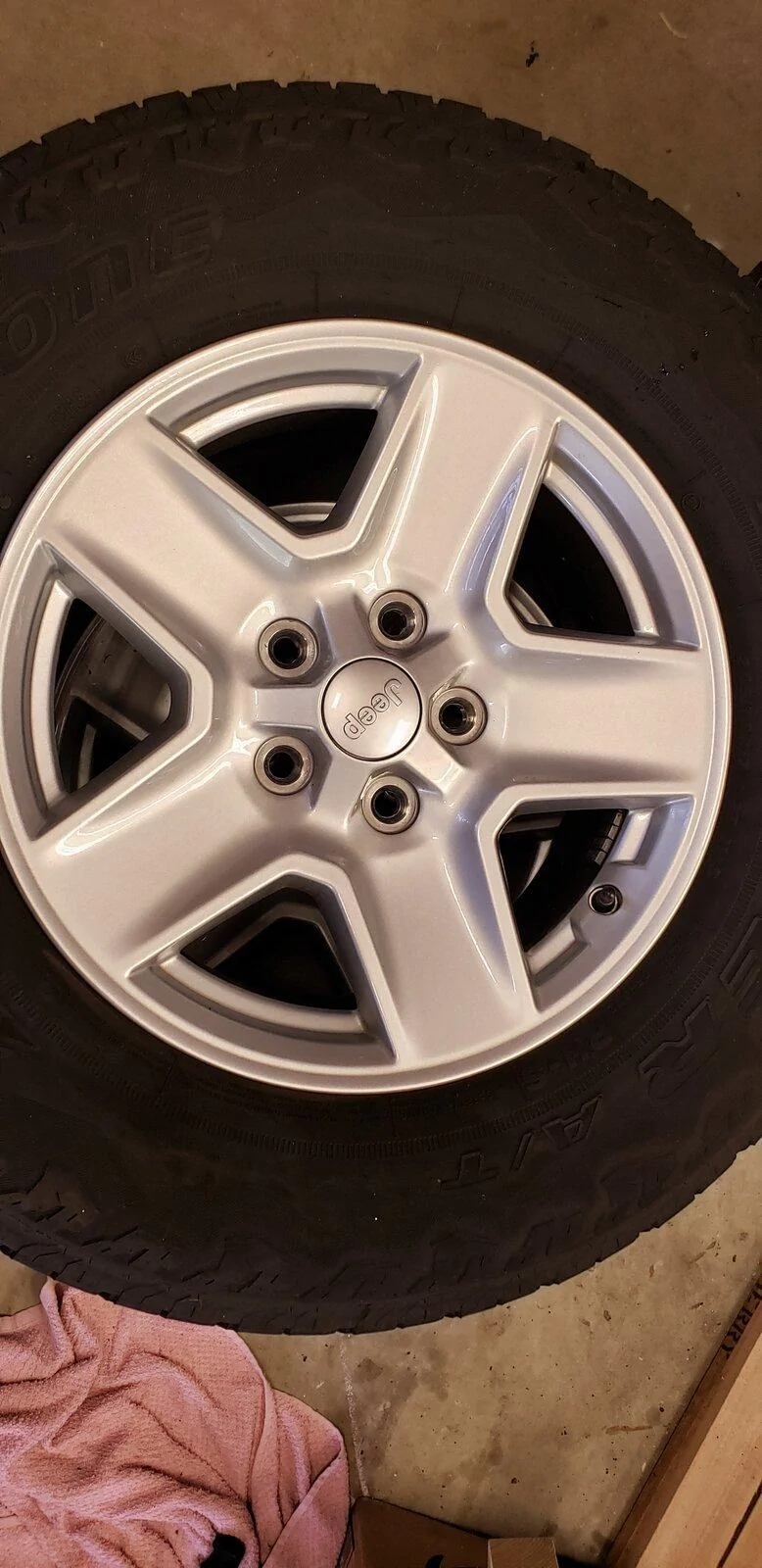 Jeep Gladiator 2021 Sport S rims with Dueler A/T tires 20210925_113802