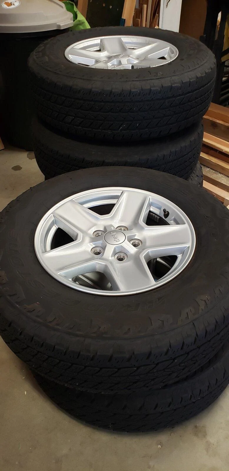 Jeep Gladiator 2021 Sport S rims with Dueler A/T tires 20210925_113757
